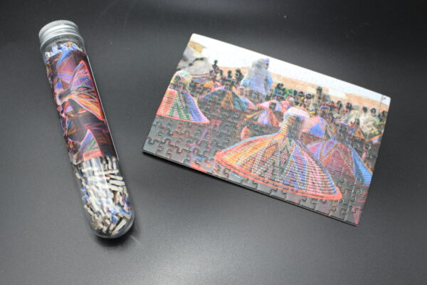 Sie kaufen ein Röhrchen mit 150 Puzzleteilen – wenn Sie fertig sind, haben Sie ein Kunstwerk in Postkartengröße!
