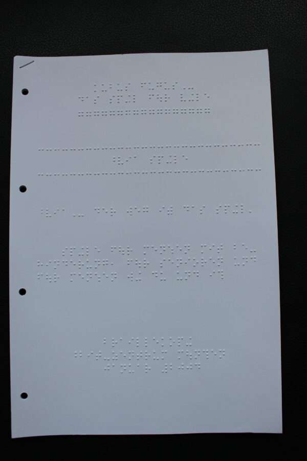 Das Bild zeigt die gesamte erste Seite der Spielanleitung für das Spiel Kubus Fugus in Braille-Schrift