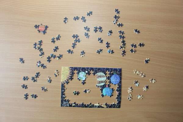 Recycelte Pappe macht dieses Puzzle nicht nur zu einem schönen Geschenk, sondern auch zu einem nachhaltigen.