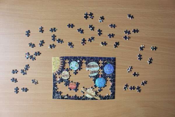 Recycelte Pappe macht dieses Puzzle nicht nur zu einem schönen Geschenk, sondern auch zu einem nachhaltigen.