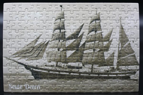 Dieses Londji-Puzzle zeigt die Seute Deern um 1927 unter Segeln – lange war sie das Wahrzeichen der Seestadt Bremerhaven.