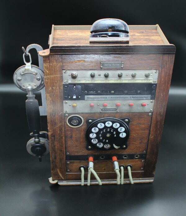 Wenn man es nicht besser wüsste, könnte man denken, es handelt sich hier um einen echten alten Telefonkasten.