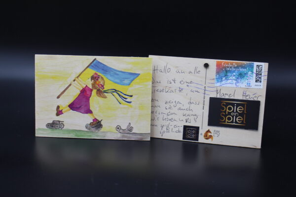Holzkarte "Die Kinder von Butscha" - Mädchen – Bild 3