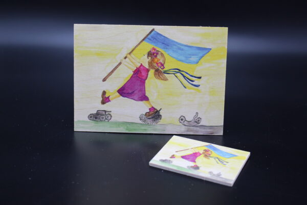 Holzkarte "Die Kinder von Butscha" - Mädchen – Bild 4