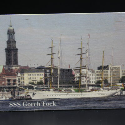Holzkarte "SSS Gorch Fock" - vor dem Michel in Hamburg