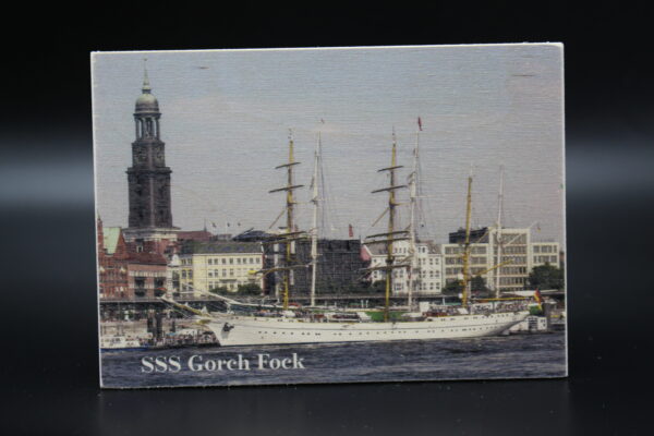 Holzkarte "SSS Gorch Fock" - vor dem Michel in Hamburg