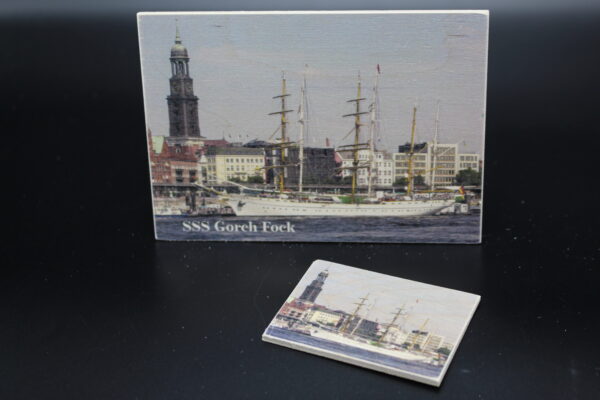 Holzkarte "SSS Gorch Fock" - vor dem Michel in Hamburg – Bild 4