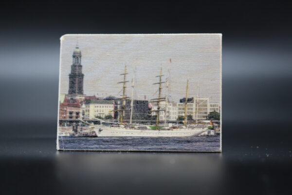 Holzmagnet "SSS Gorch Fock" - vor dem Michel in Hamburg