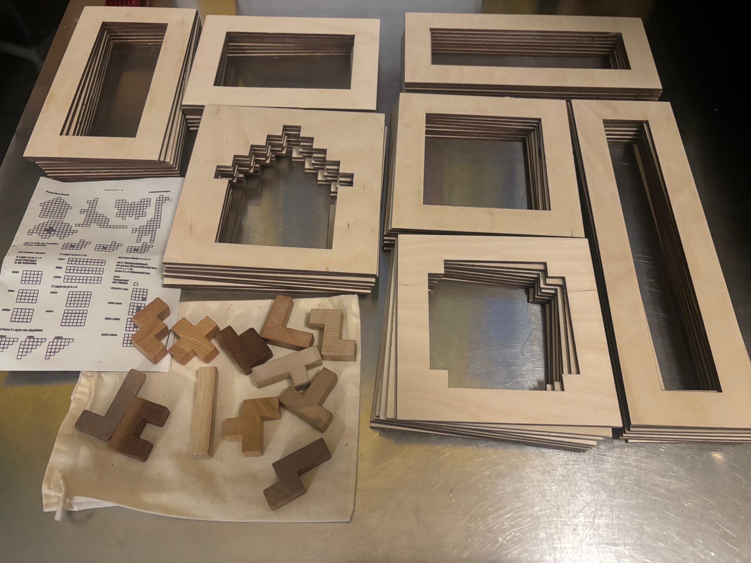 Heute haben wir weitere „Sets“ an Rahmen für unser Pentaminos für Blinde und Sehbeeinträchtigte gekommen.
