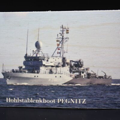 Holzkarte "Holzstablenkboot M 1090 Pegnitz"