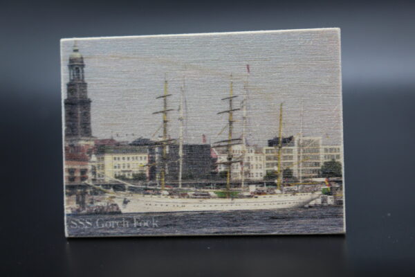 Holzmagnet "SSS Gorch Fock" - vor dem Michel in Hamburg mit Schönheitsfehler