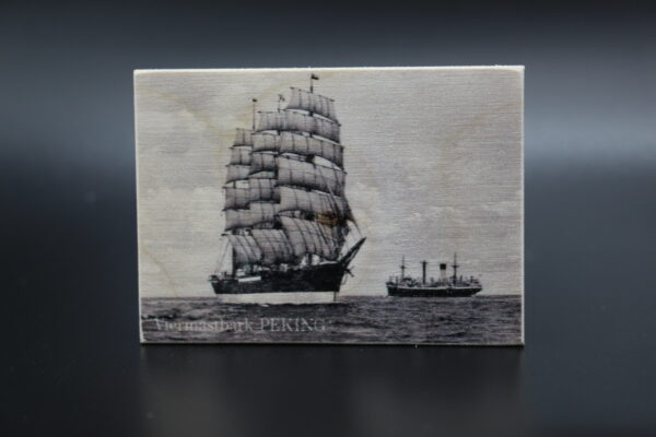 Holzmagnet "Viermastbark PEKING" - historisch mit Schönheitsfehler