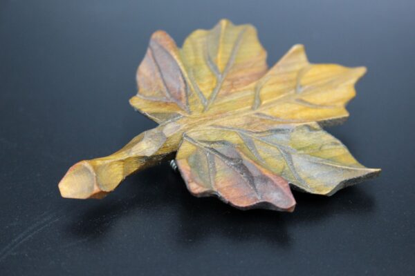Brosche "Blatt" aus Holz