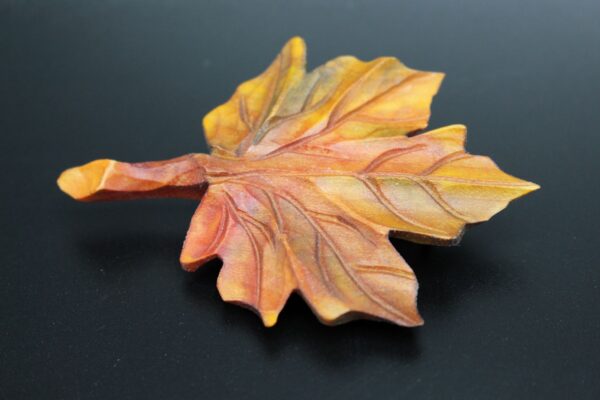 Brosche "Blatt" aus Holz