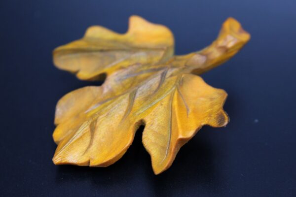 Brosche "Blatt" aus Holz