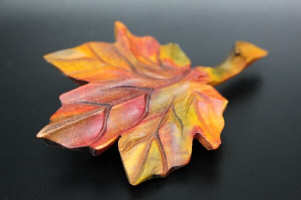 Brosche "Blatt" aus Holz