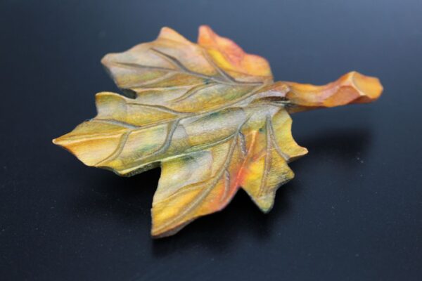 Brosche "Blatt" aus Holz