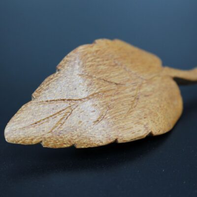 Brosche "Blatt" aus Holz