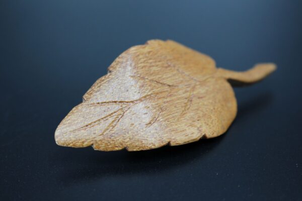 Brosche "Blatt" aus Holz