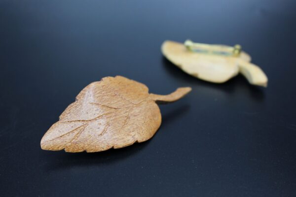 Brosche "Blatt" aus Holz – Bild 2
