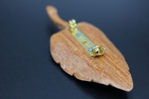 Brosche "Blatt" aus Holz – Bild 3