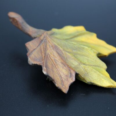 Brosche "Blatt" aus Holz