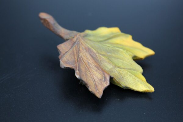 Brosche "Blatt" aus Holz