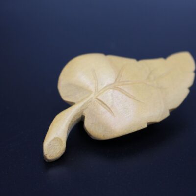 Brosche "Blatt" aus Holz