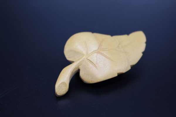 Brosche "Blatt" aus Holz