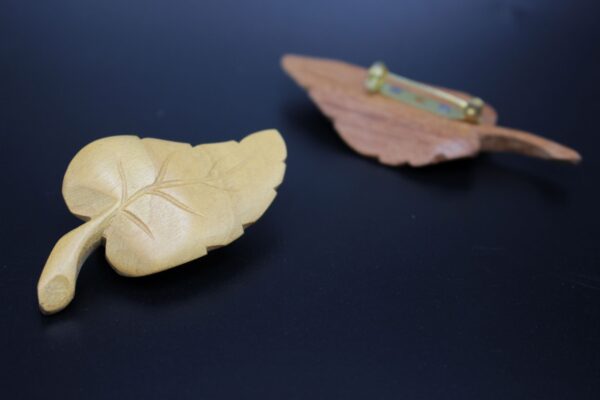 Brosche "Blatt" aus Holz – Bild 2