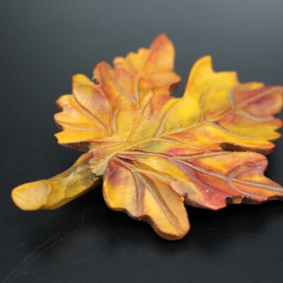 Brosche "Blatt" aus Holz