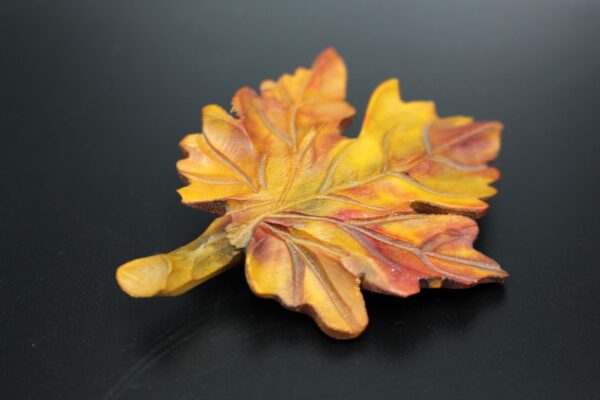 Brosche "Blatt" aus Holz